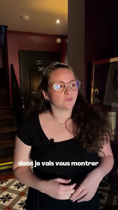 Une conseillère présentant l'expérience du miroir ABBI